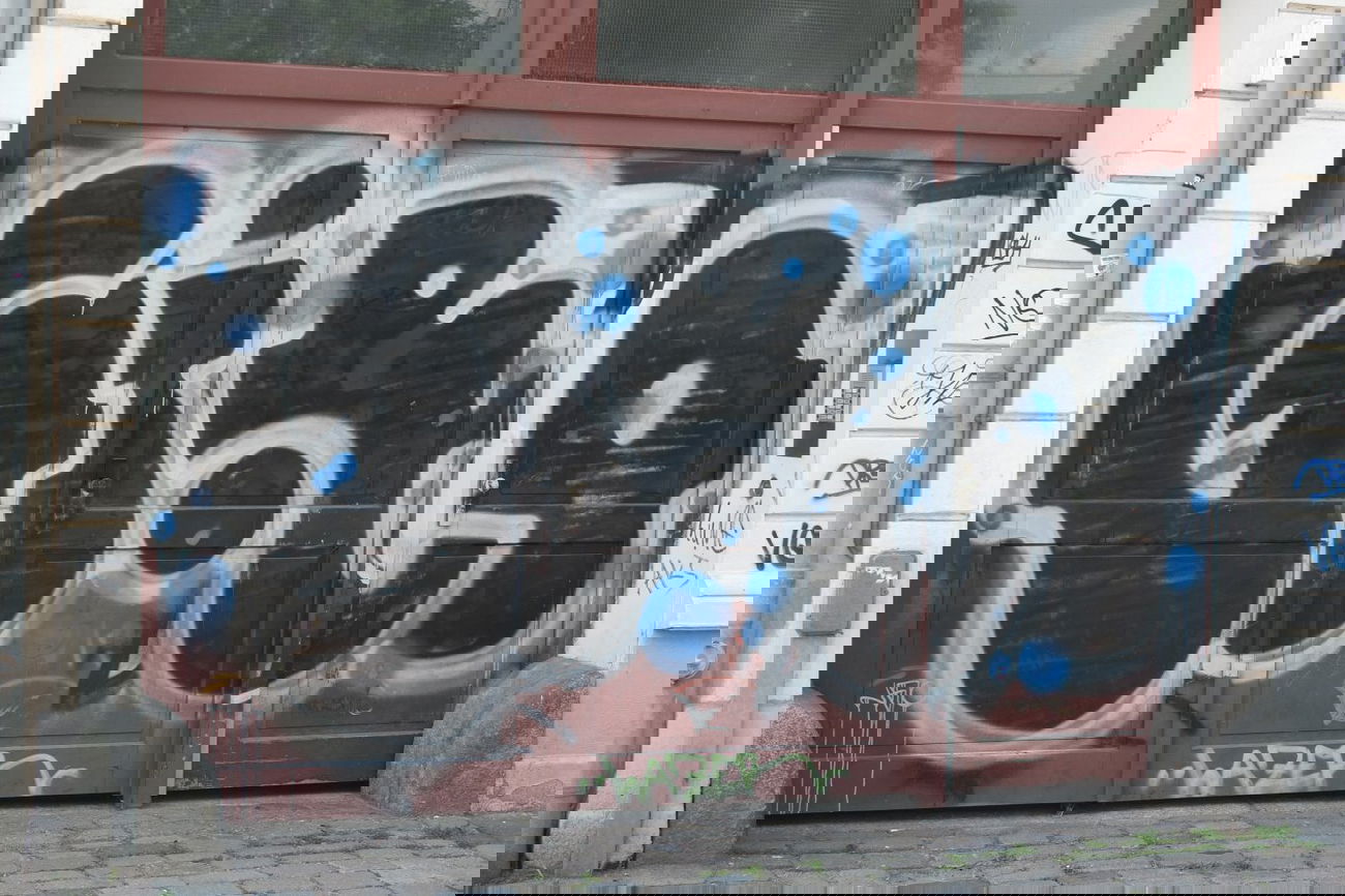 Graffiti Bombing in Leipzig - Photo by pewpew - giro, leipzig