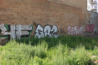 Graffiti Bombing in Leipzig - Photo by pewpew - yf, srl, femik