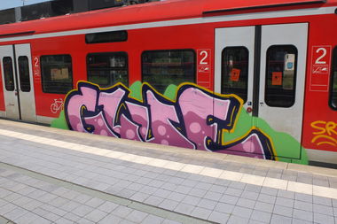 Graffiti Train in Hannover - Photo by pewpew - glue, hannover (2014)