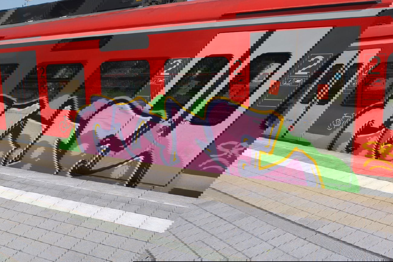 Graffiti Train in Hannover - Photo by pewpew - glue, hannover (2014)