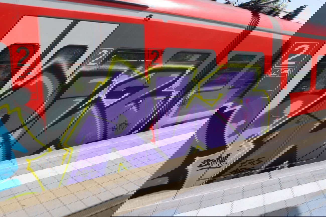 Graffiti Train in Hannover - Photo by pewpew - rlz, hannover (2014)