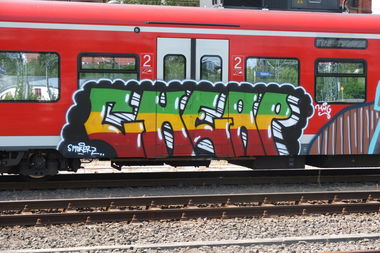 Graffiti Train in Hannover - Photo by pewpew - cheap, hng, hannover (2014)