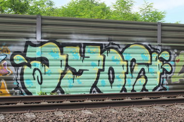 Graffiti Bombing in Hannover - Photo by pewpew - ayos, hannover