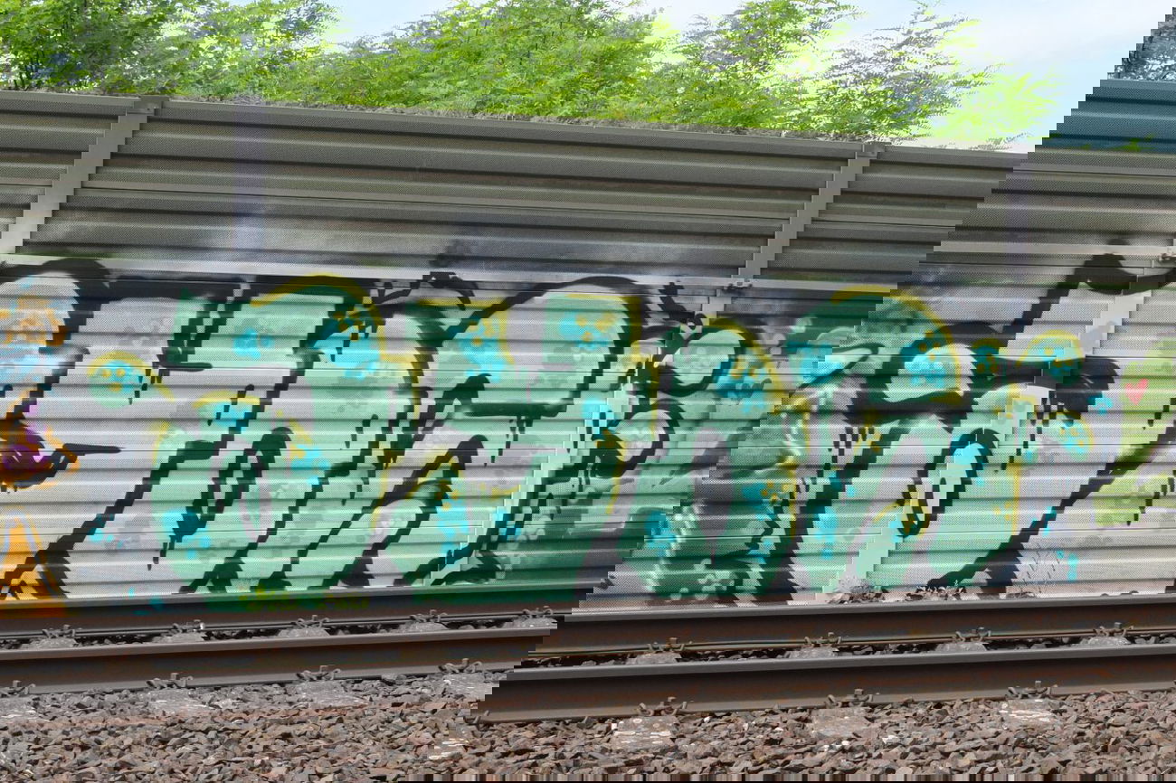 Graffiti Bombing in Hannover - Photo by pewpew - ayos, hannover