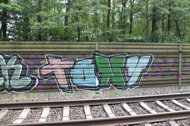 Graffiti Bombing in Hannover - Photo by pewpew - tony, hannover