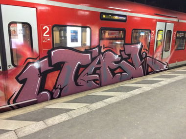 Graffiti Train in Hannover - Photo by pewpew - Task (2015)