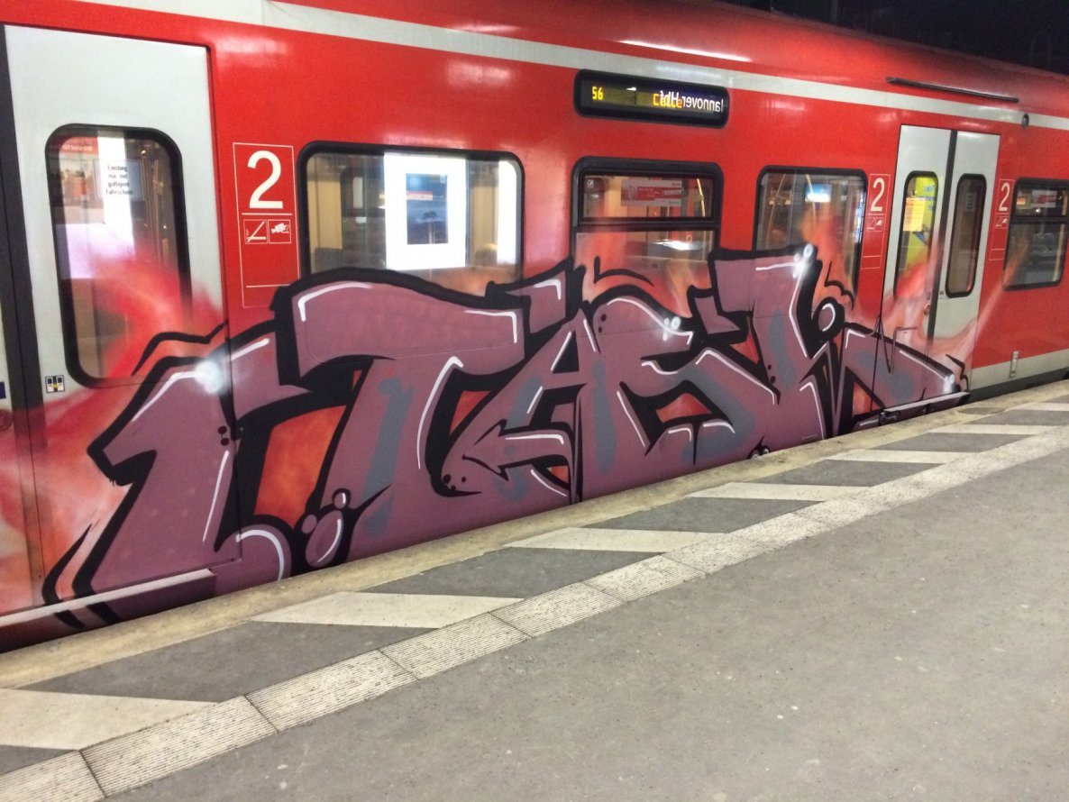 Graffiti Train in Hannover - Photo by pewpew - Task (2015)