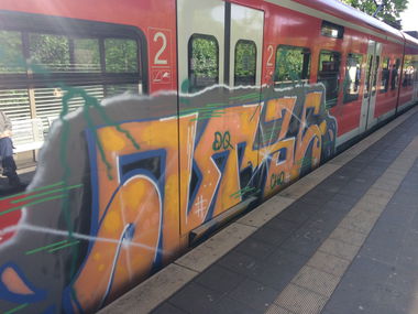 Graffiti Train in Hannover - Photo by pewpew - dq, cho (2016)