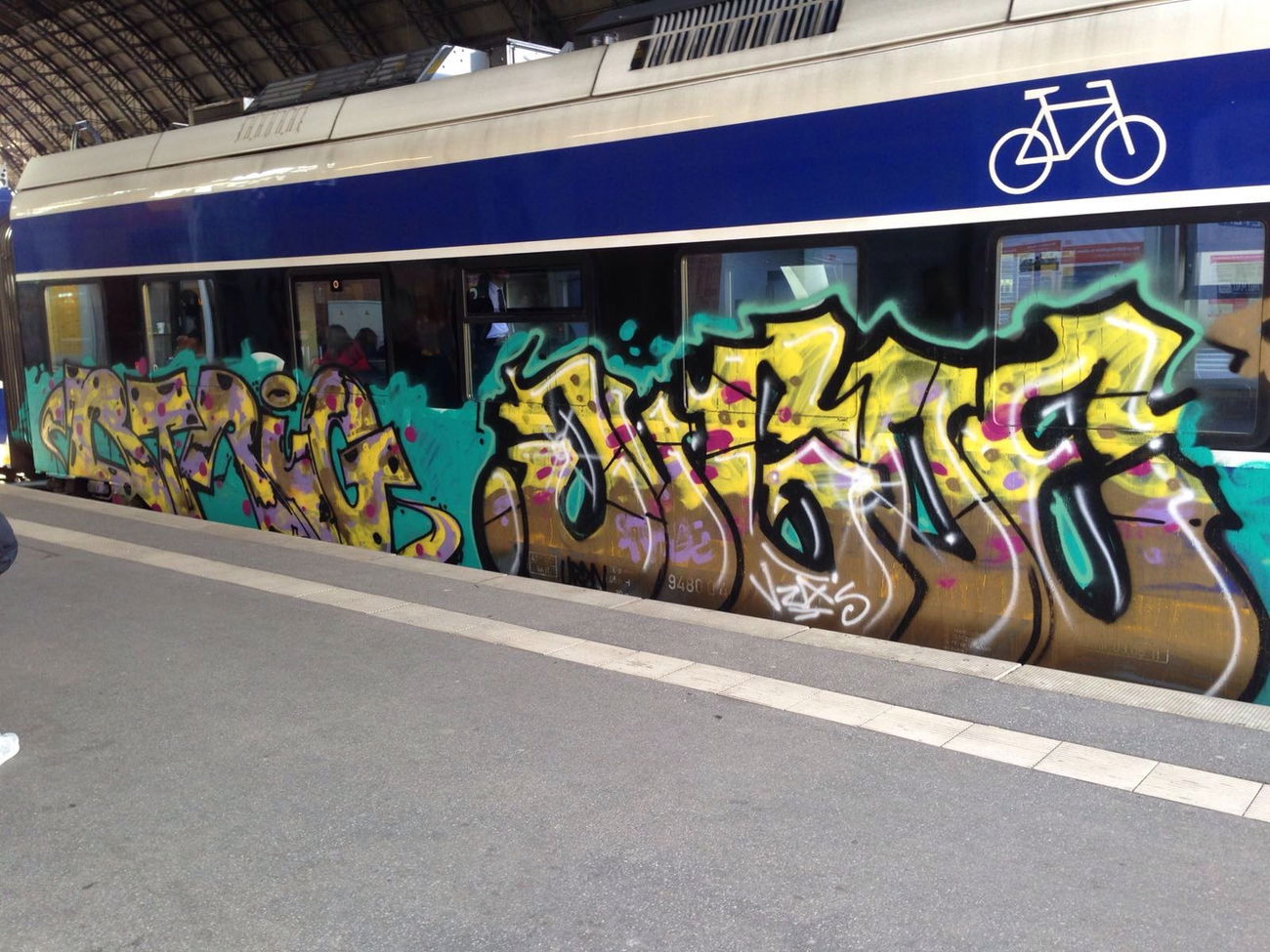 Graffiti Train in Leipzig - Photo by pewpew - jugoe, vzas, btrug (2016)