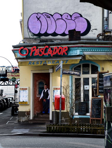 Graffiti Bombing - Photo by pilotpirx - moses, hamburg, germany