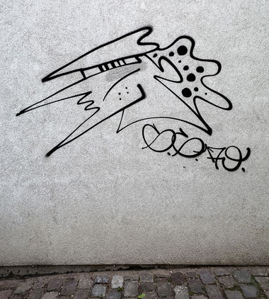 Graffiti Bombing - Photo by pilotpirx - goldengreen, golden, green