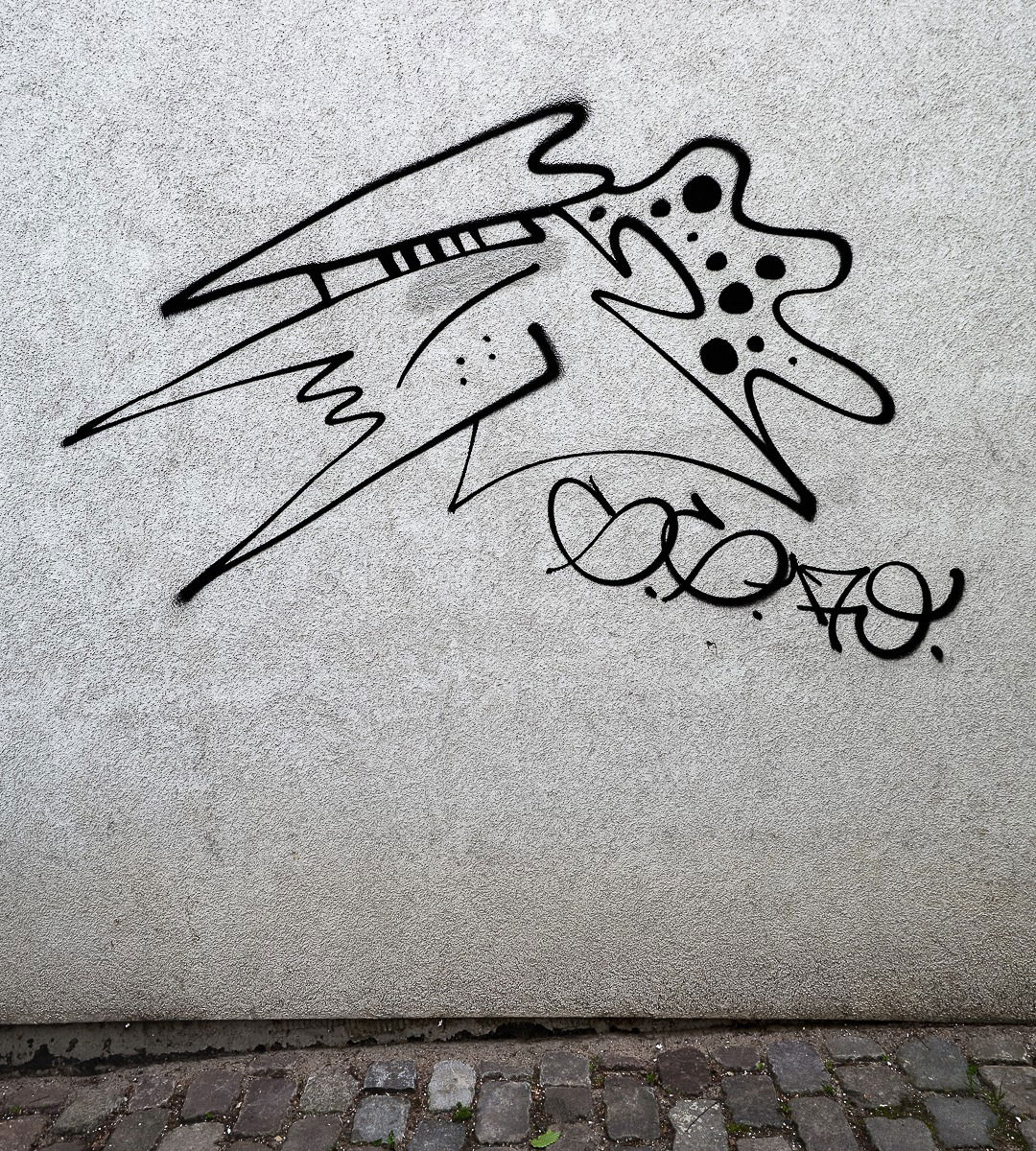 Graffiti Bombing - Photo by pilotpirx - goldengreen, golden, green