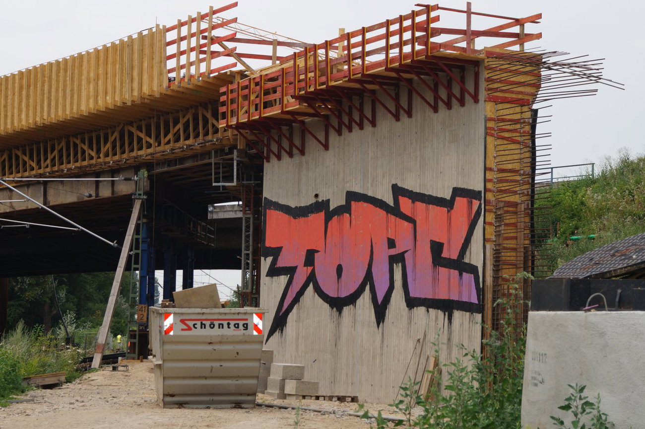 Graffiti Wall - Photo by pimmelpirat - topc, ozf, vtg (1997)