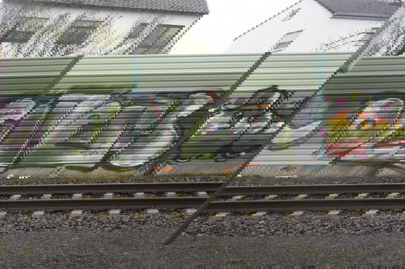 Graffiti Bombing - Photo by pimmelpirat - demens