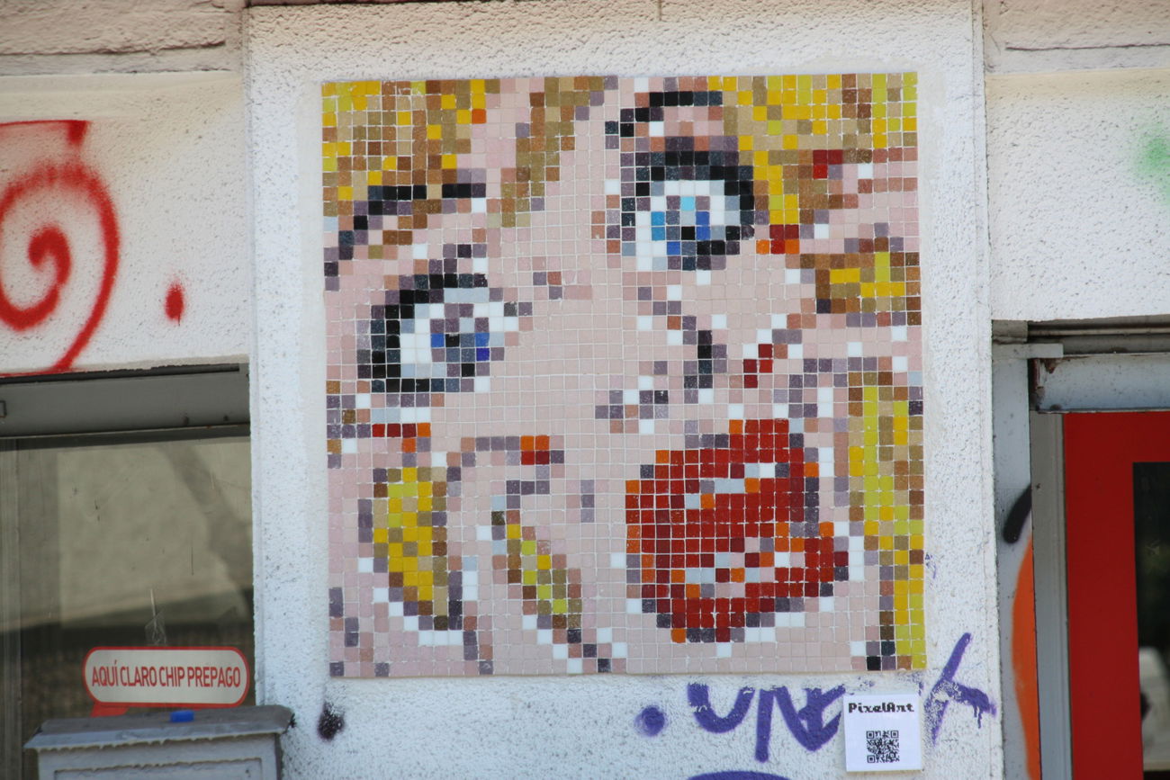 Graffiti Wall in Santiago - Photo by pixelart - pixelart, mosaic, streetart (2014)