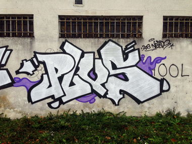 Graffiti Bombing - Photo by plusone