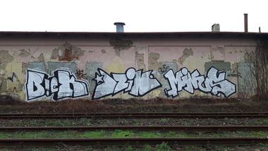 Graffiti Bombing - Photo by plusone