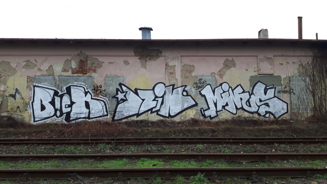 Graffiti Bombing - Photo by plusone