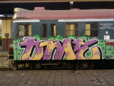 Graffiti Train - Photo by polskiezlote - dme, gn