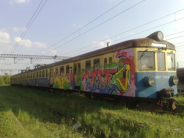 Graffiti Train - Photo by polskiezlote - hoib, buh, dme