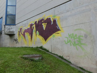 Graffiti Bombing - Photo by pretty_dope - nuhb, noob, hmg