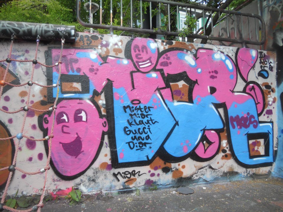 Graffiti Wall - Photo by pringlesone - mior