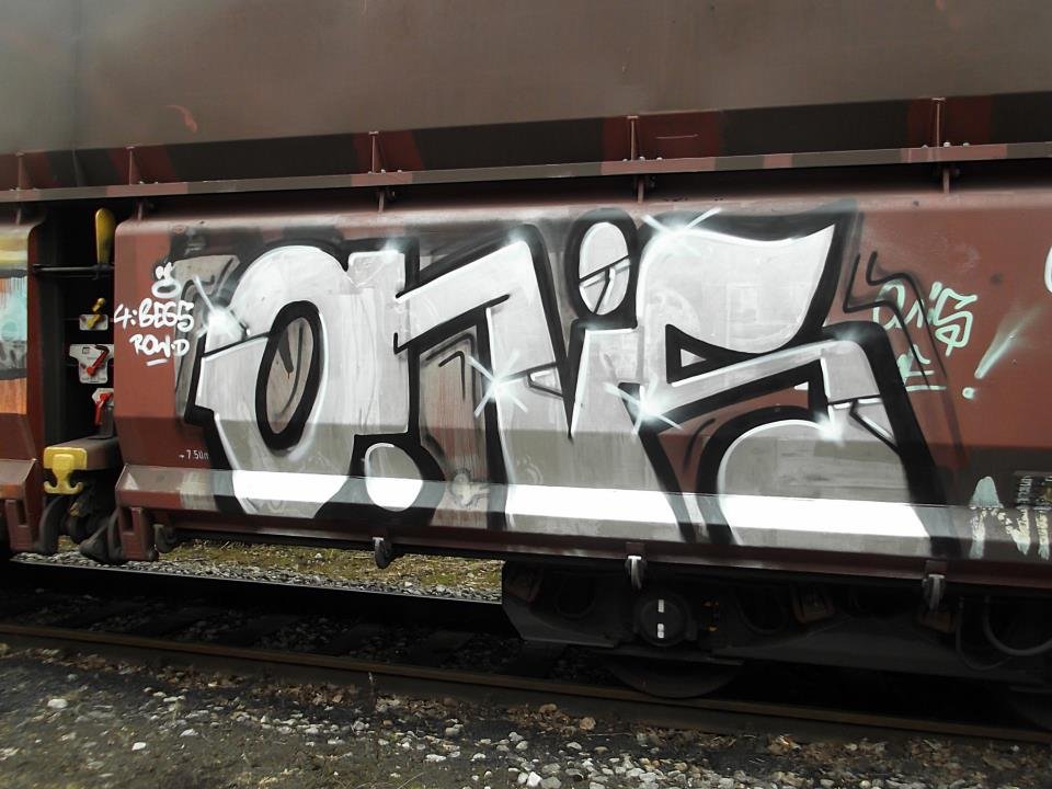 Graffiti Train - Photo by pringlesone - onis, ig (2012)