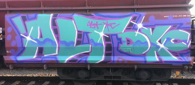 Graffiti Train - Photo by pringlesone - alt