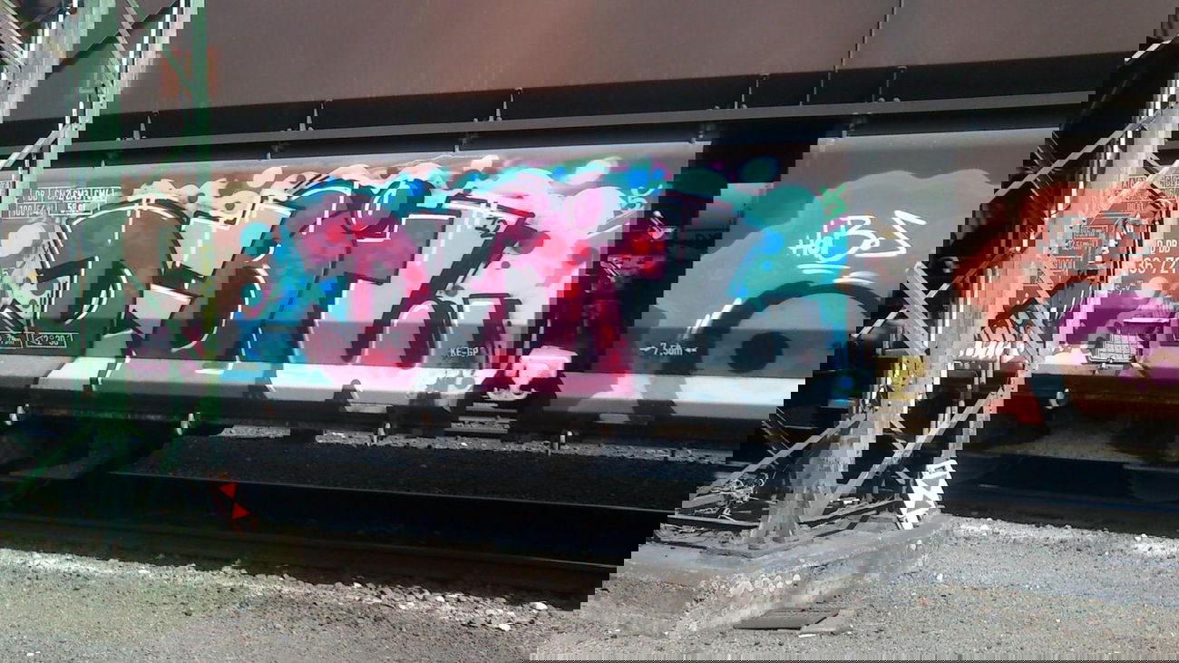 Graffiti Train - Photo by pringlesone - debil