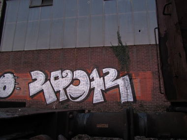 Graffiti Wall - Photo by pringlesone - radar, jengo