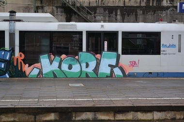Graffiti Train - Photo by pringlesone - kore, fase, bone (2013)