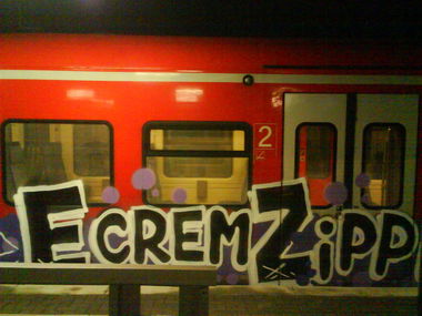 Graffiti Train - Photo by pringlesone - ecrem, zippi