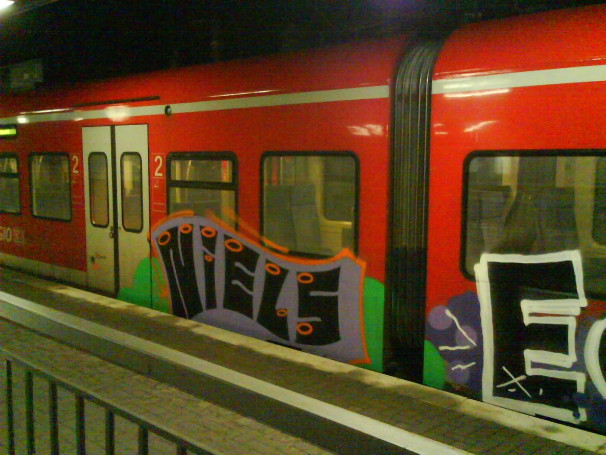 Graffiti Train - Photo by pringlesone - niels