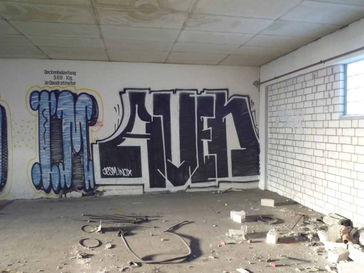 Graffiti Wall - Photo by pringlesone - aven25, jesm, inox