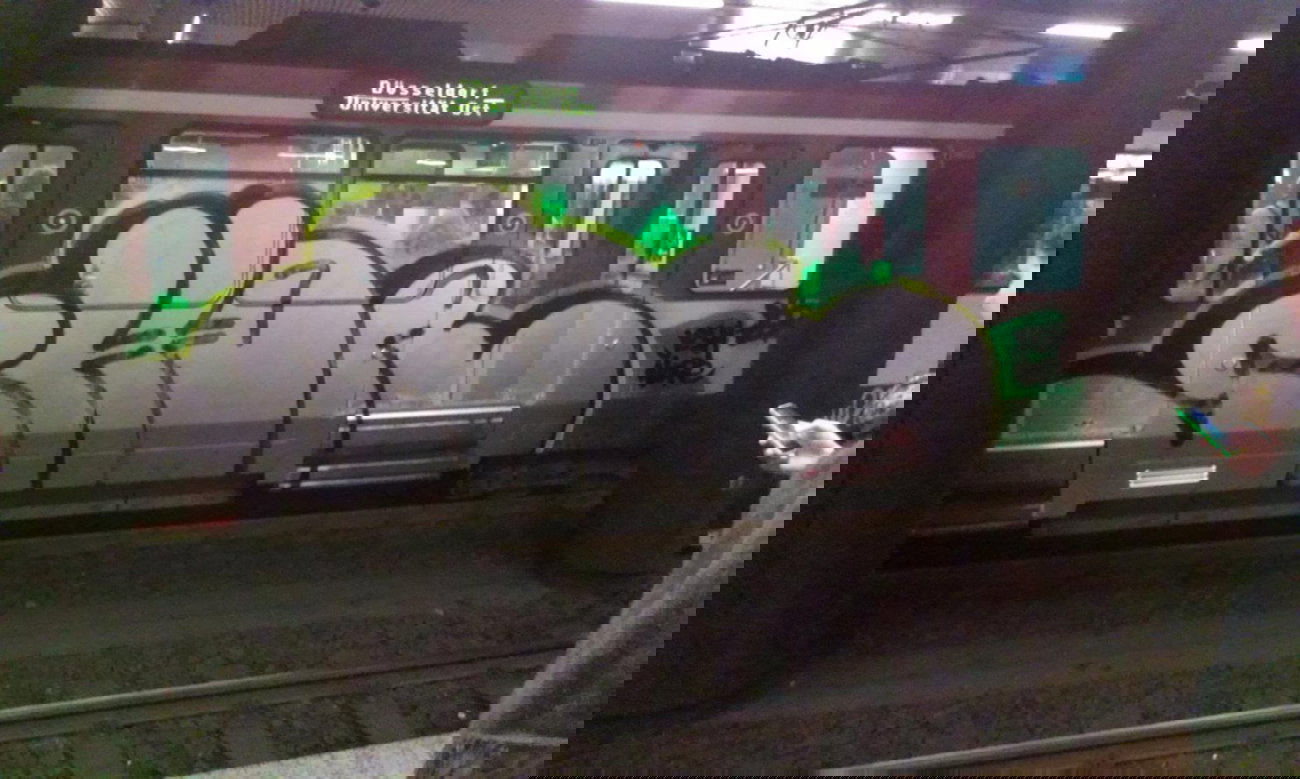 Graffiti Train - Photo by pringlesone - shor, nope, jesm