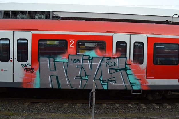 Graffiti Train - Photo by pringlesone - heys (2014)