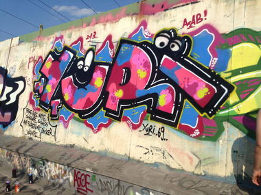 Graffiti Bombing - Photo by pringlesone - yuri, 69, cops