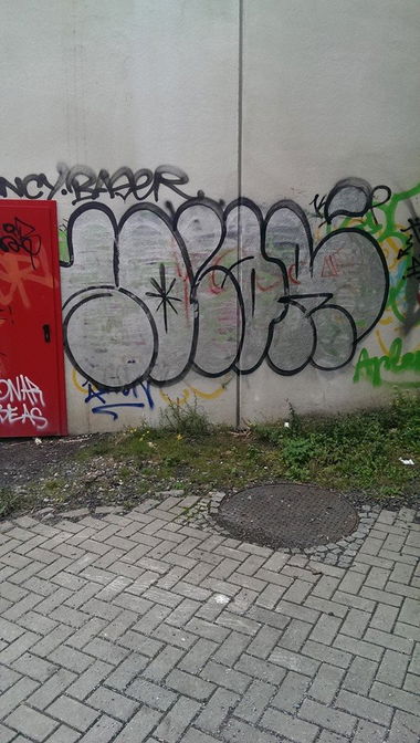 Graffiti Bombing - Photo by pringlesone - solar