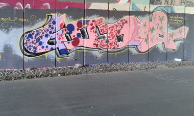 Graffiti Wall - Photo by pringlesone - guns, jesm