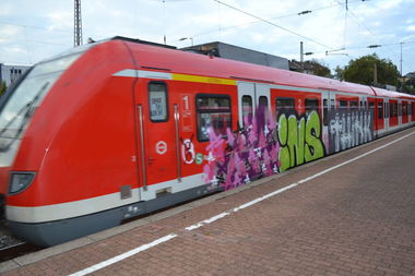 Graffiti Train - Photo by pringlesone - ains, think