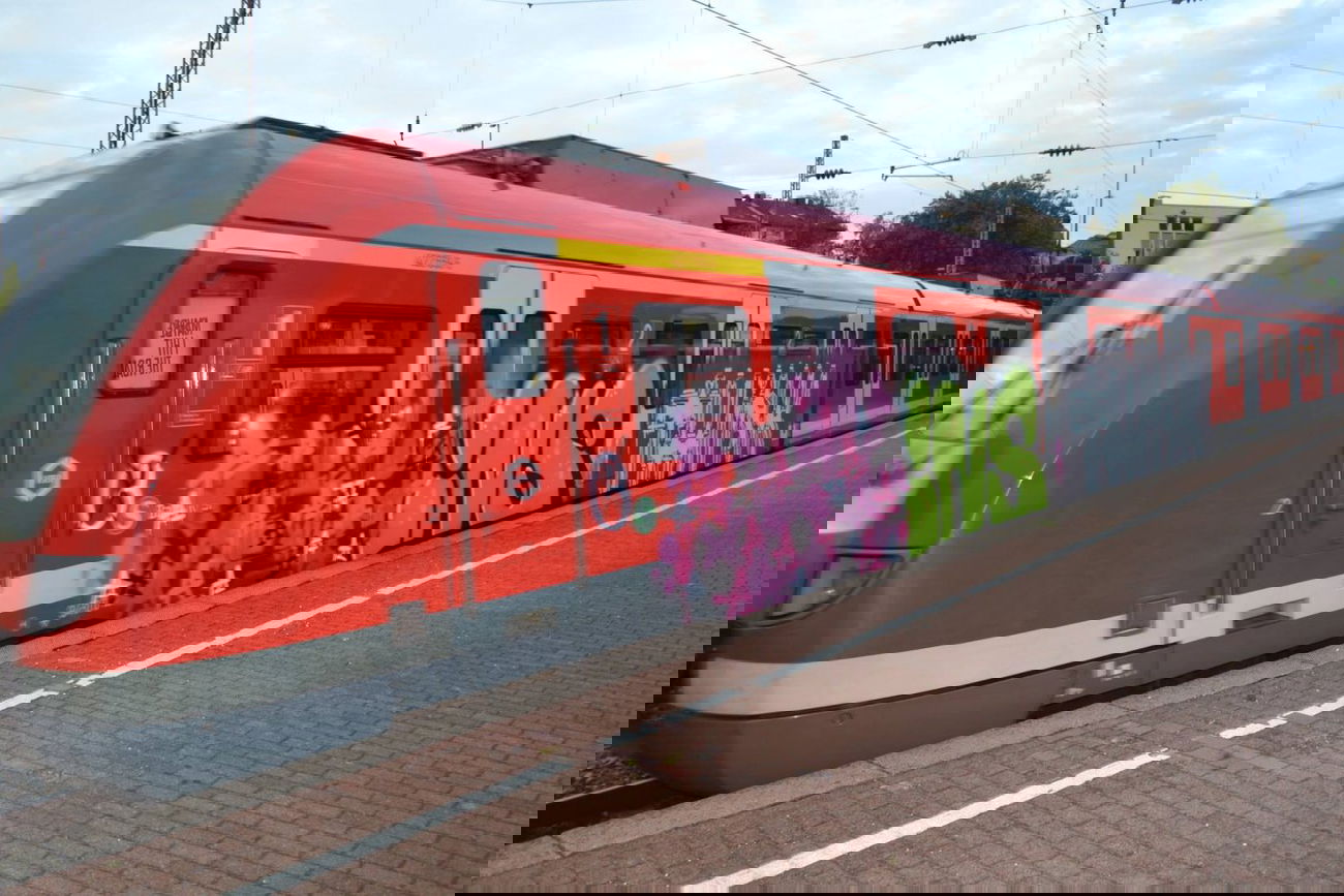 Graffiti Train - Photo by pringlesone - ains, think