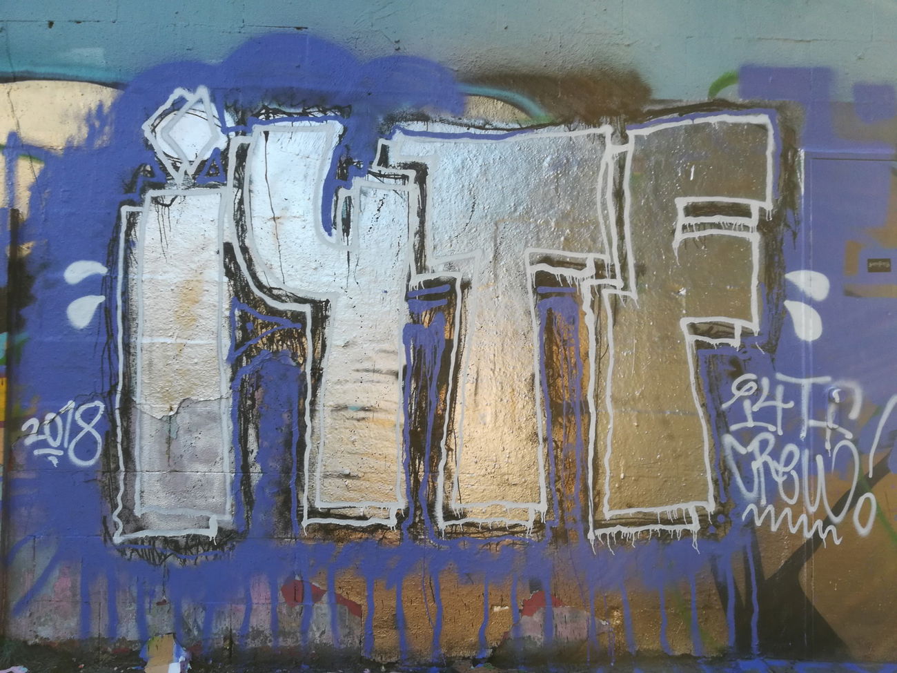 Graffiti Wall - Photo by pringlesone