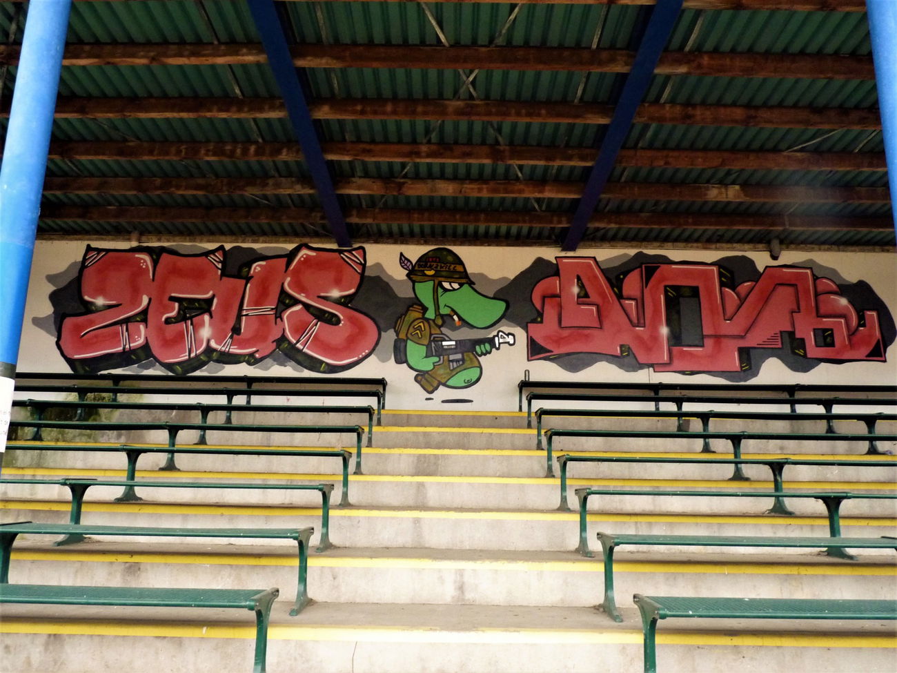 Graffiti Wall - Photo by pulverfritte - zeus, amor