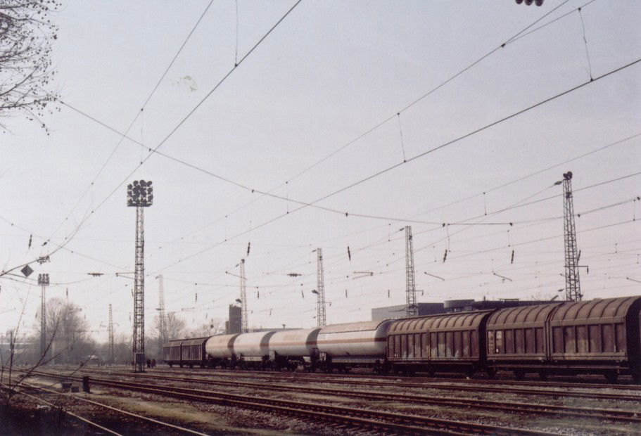 Graffiti Train in Bulgaria - Photo by qtek124 - yard, kurs, 35mm