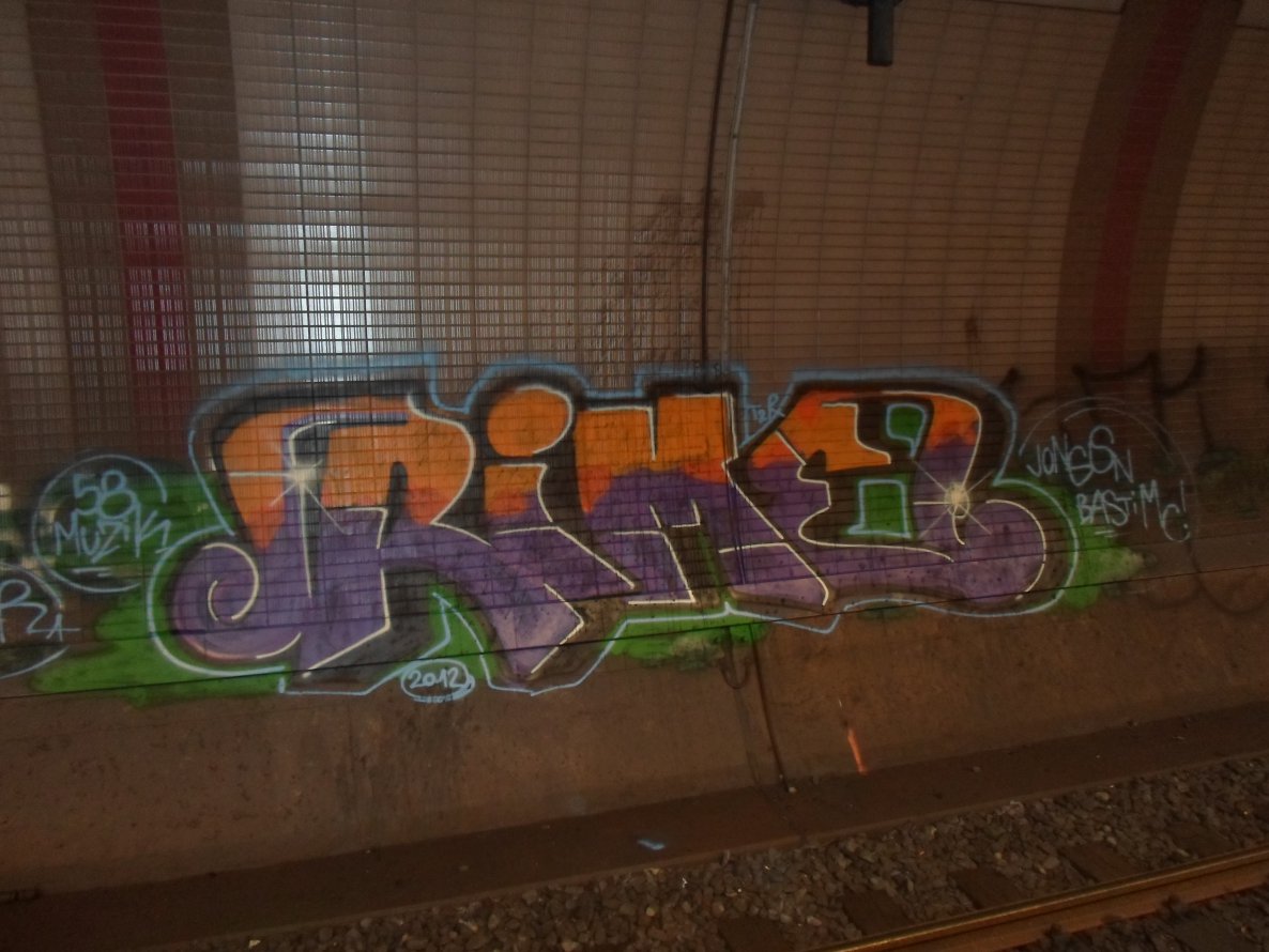 Graffiti Wall - Photo by quepasa - Rime, T2R (2012)