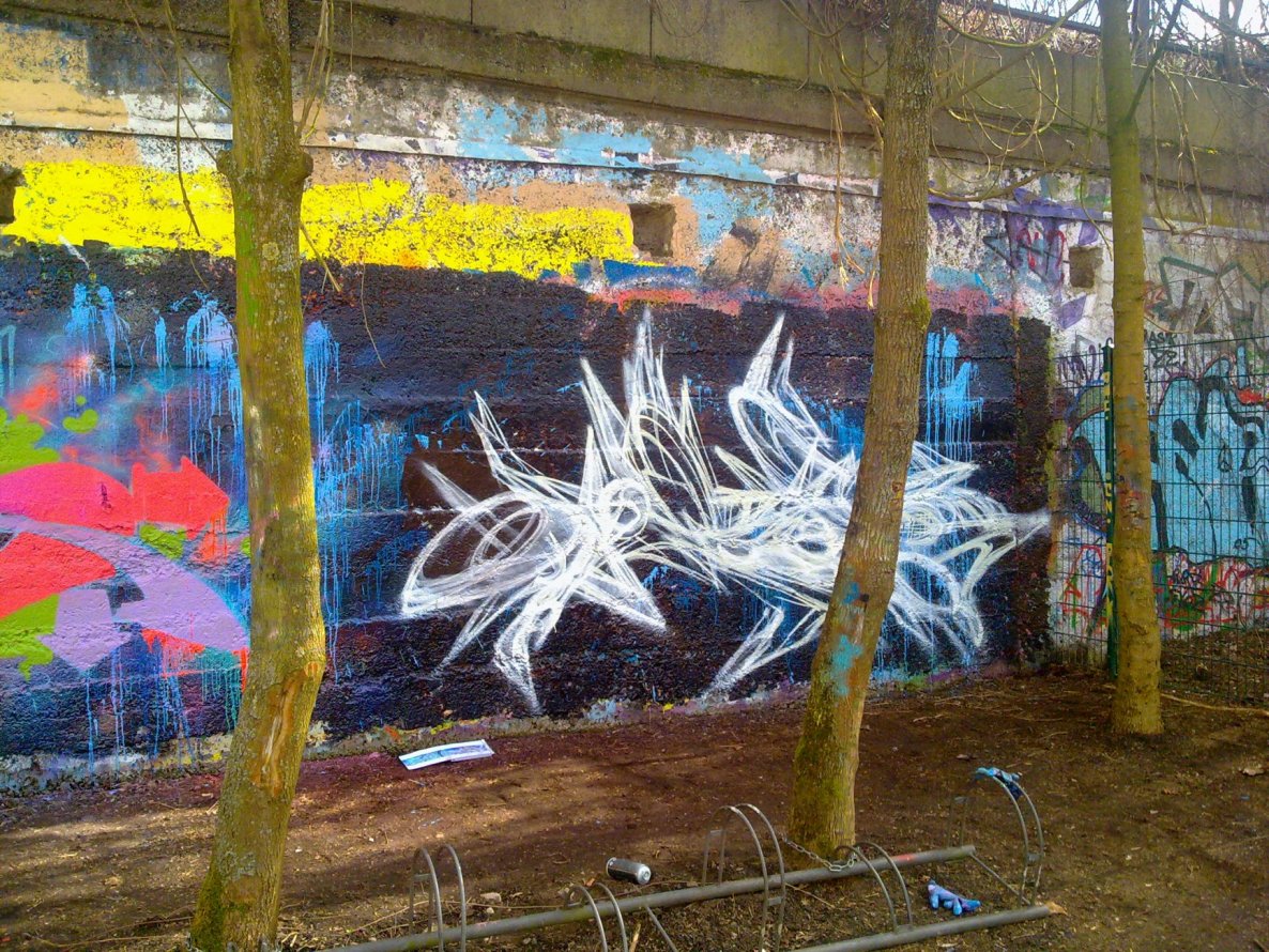 Graffiti Wall - Photo by quester - weberei, outlines