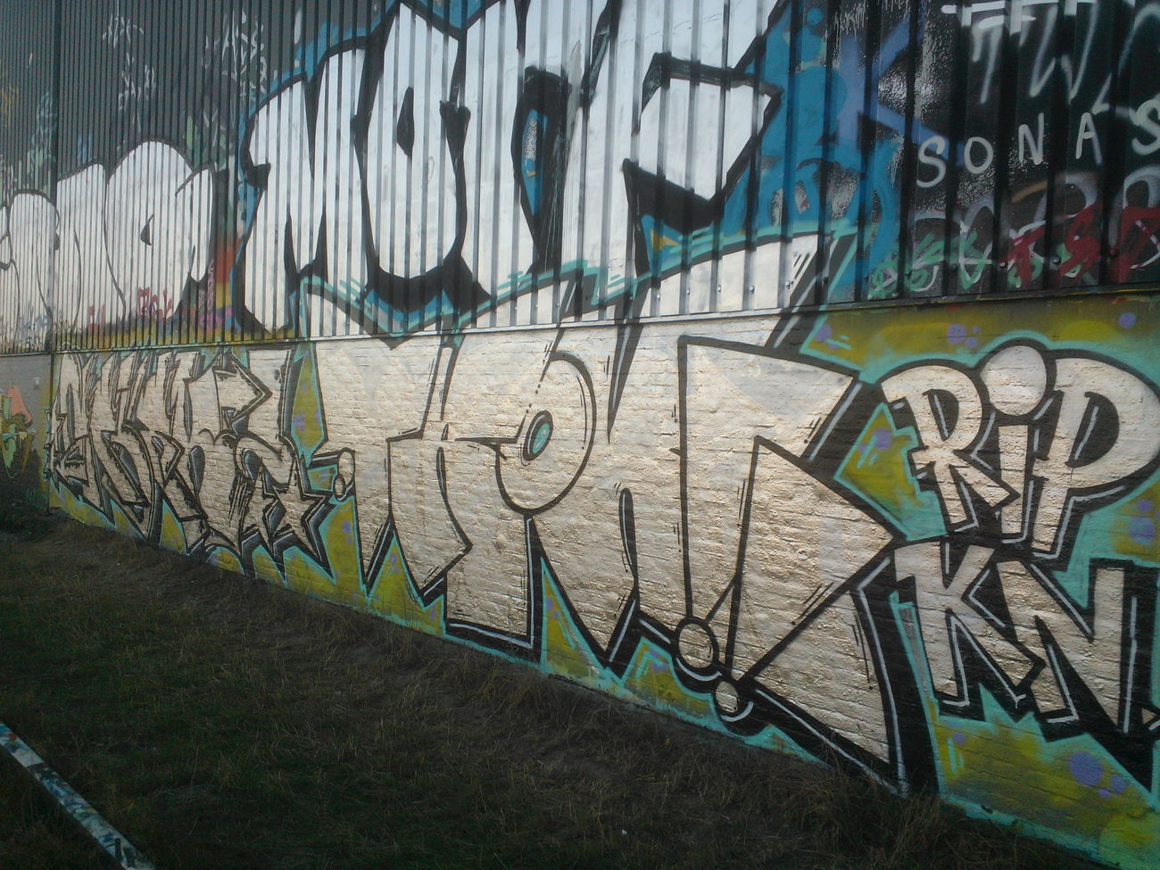 Graffiti Wall - Photo by qwerty123