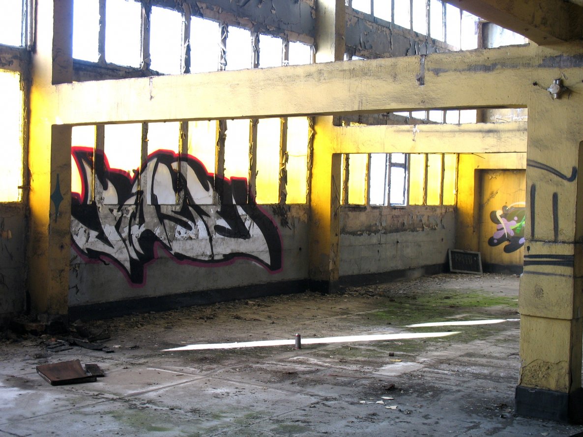 Graffiti Bombing - Photo by rasexone1 - rase (2012)