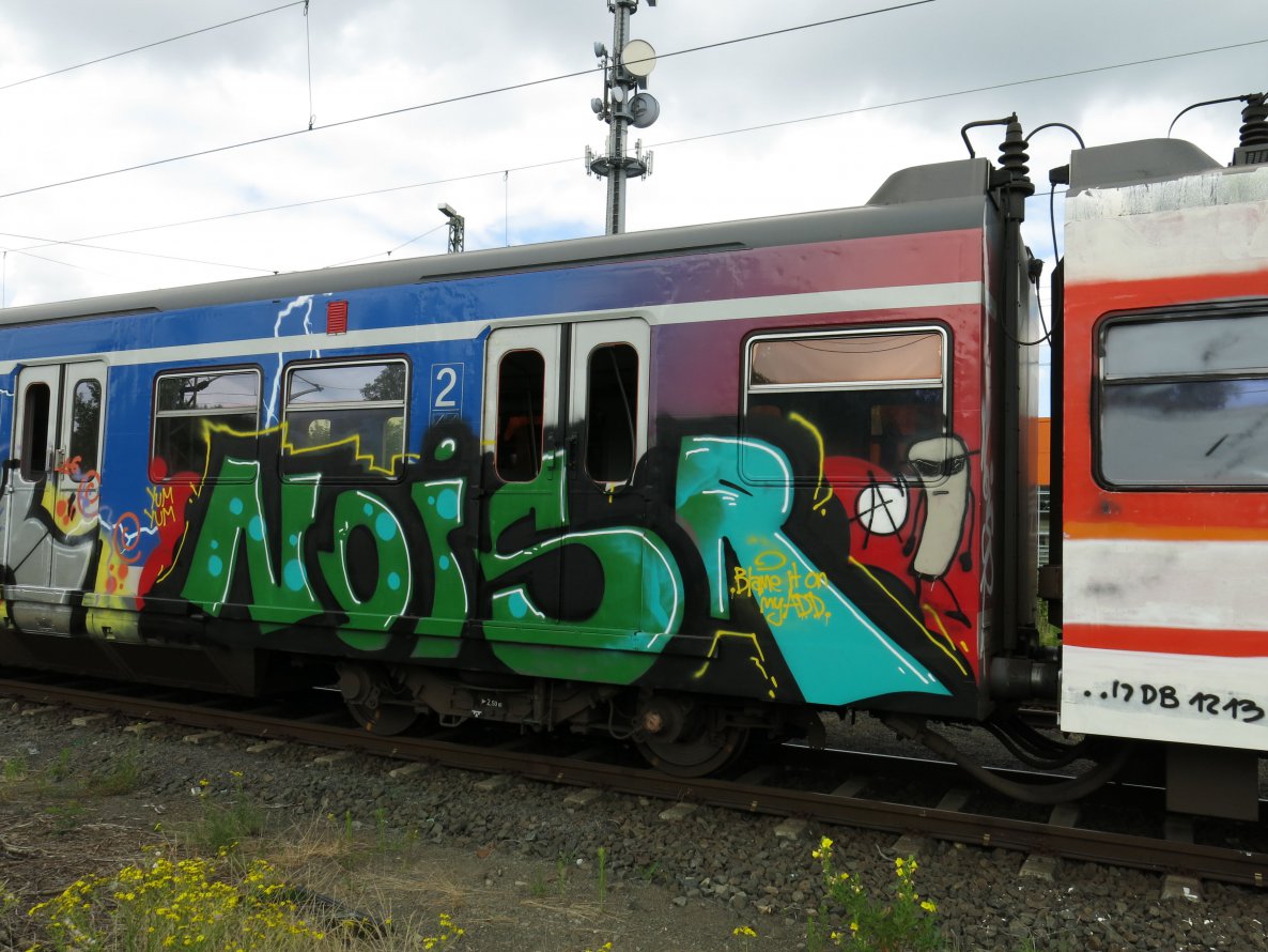 Graffiti Train - Photo by real2real - noisr, trash