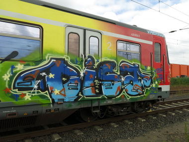 Graffiti Train - Photo by real2real - disa, trash (2014)